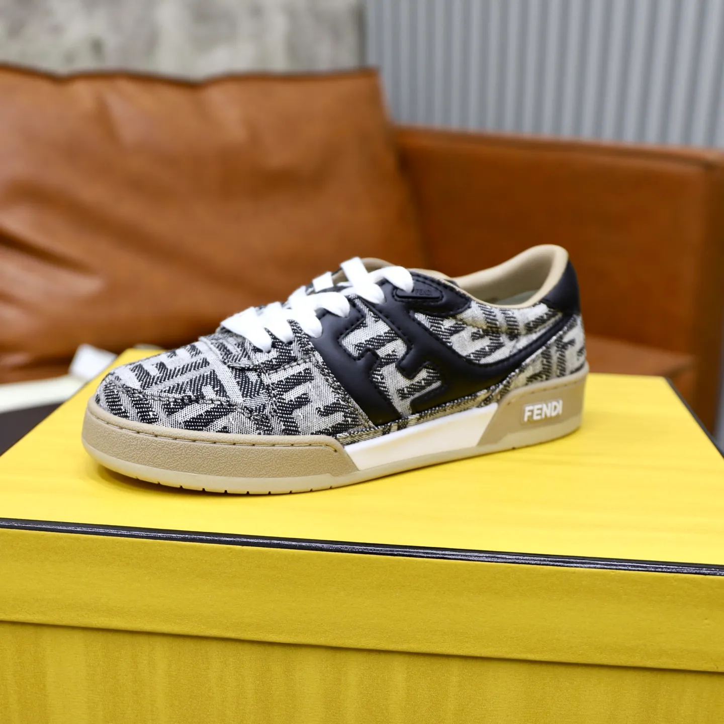 Ex-factory price: 640🔥Couple model (top original order) Brand: FENDI Size: 35-44 (customized for men 38 and 45) Grade: original order quality High version Material: Imported original cowhide stitching ➕ High-quality and comfortable lining Original TPU lightweight anti-slip outsole Style category: Travel fashion casual shoes Versatile trend